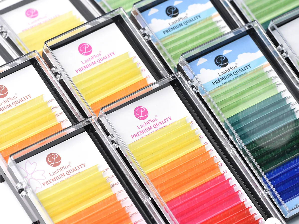 Cartelas de cílios coloridos LashPlus empilhadas, do amarelo ao verde