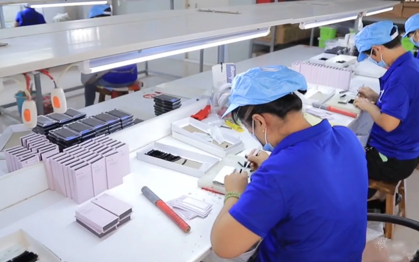Linha de produção de cílios em sala limpa