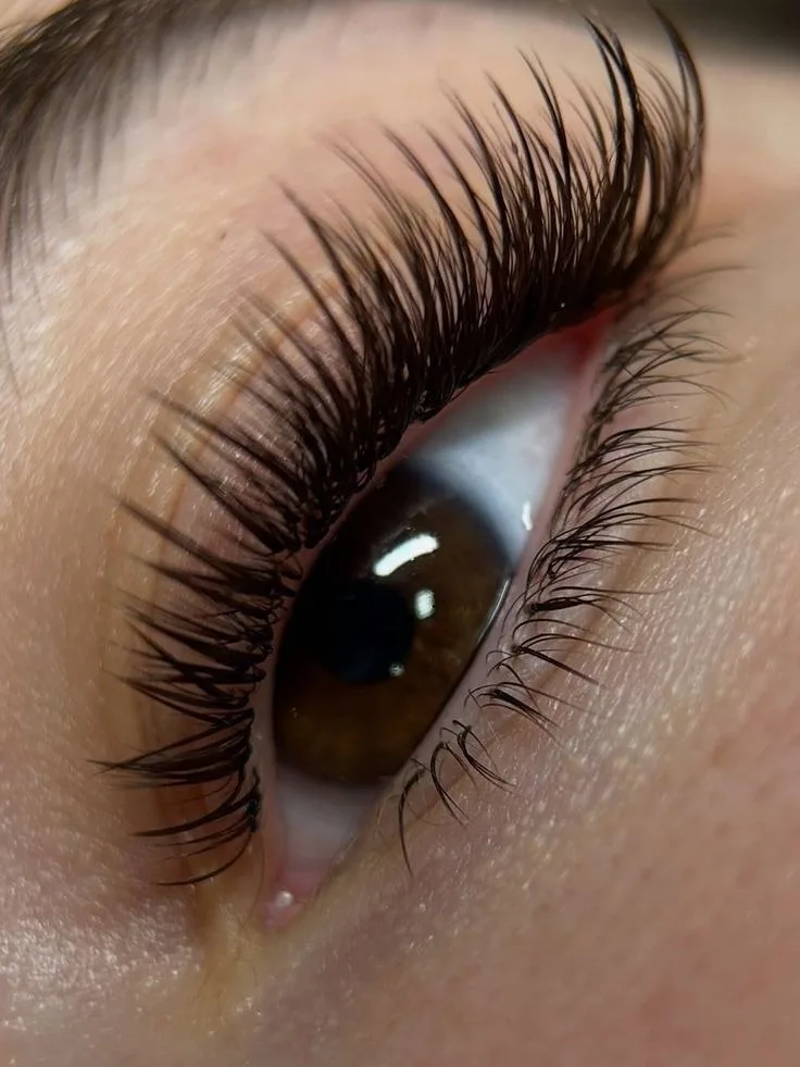 Olhos levantados — foto de referência do formato do olho