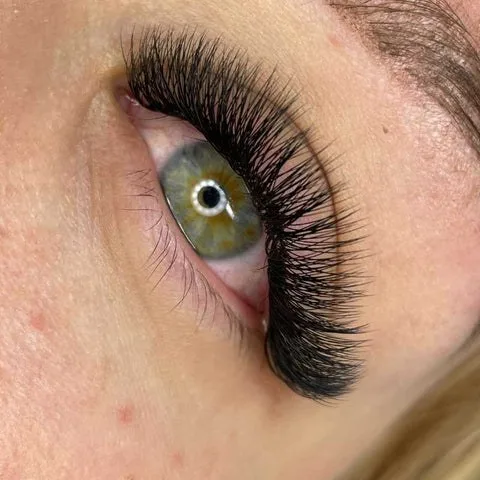 Estilo de cílios Doll / Open-Eye — aplicação finalizada, foto de cliente