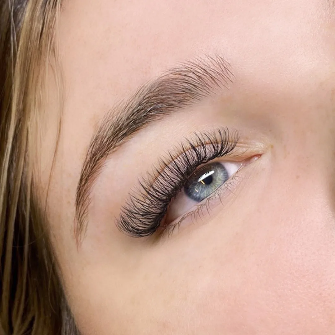 Estilo de cílios Wispy — aplicação finalizada, foto de cliente